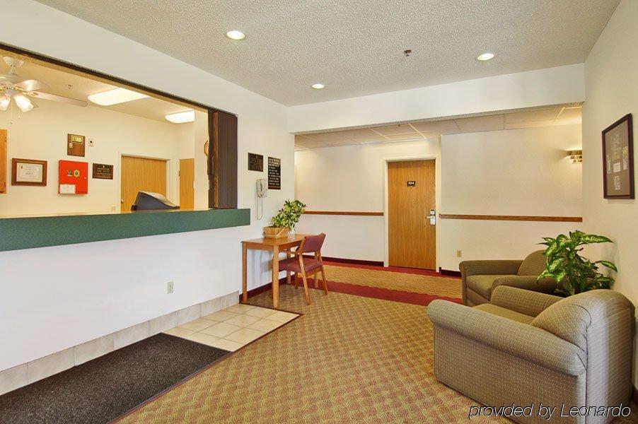 Wamego Inn And Suites Интерьер фото